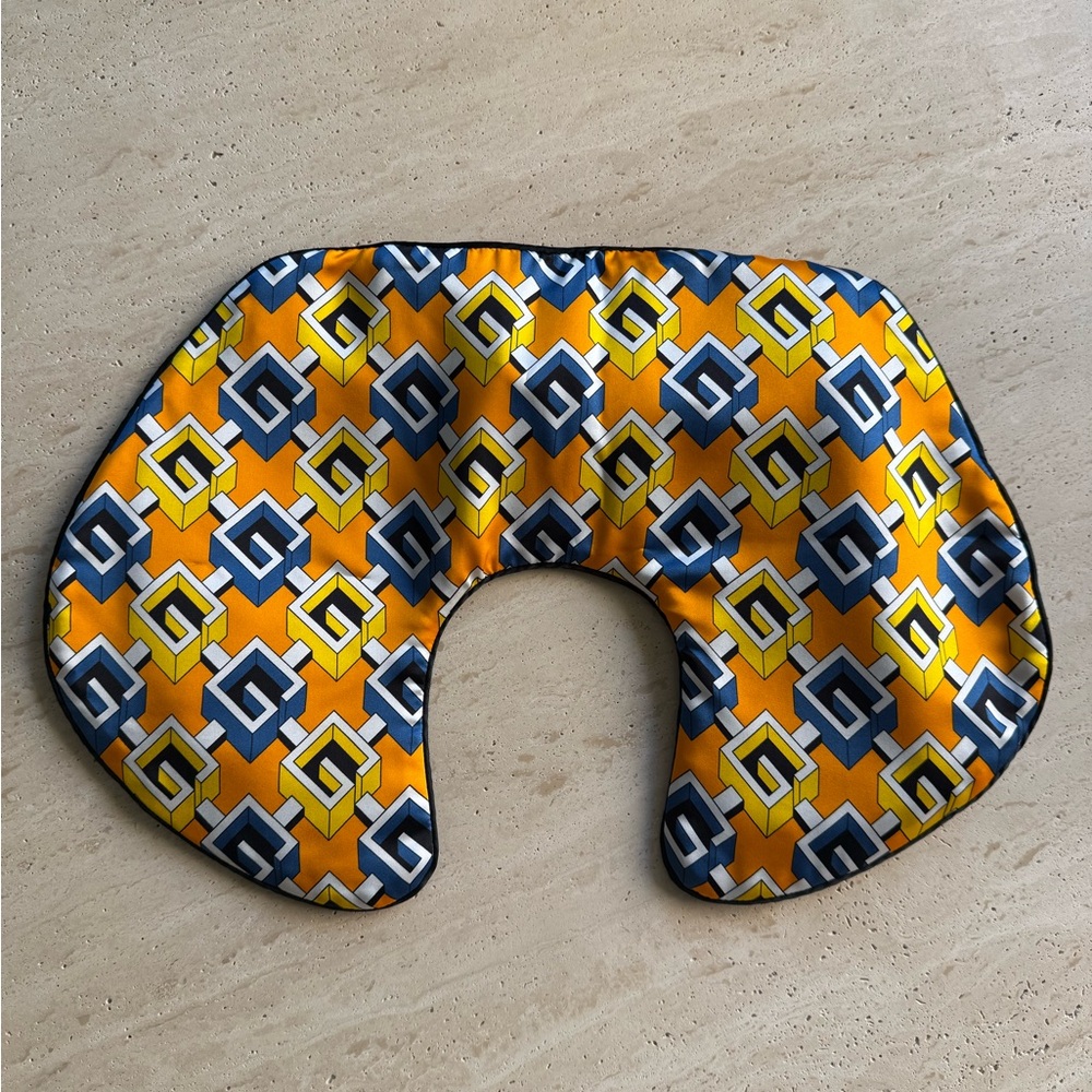 NWB Gucci Geometric G Print Silk Travel Inflatable Pillow💝